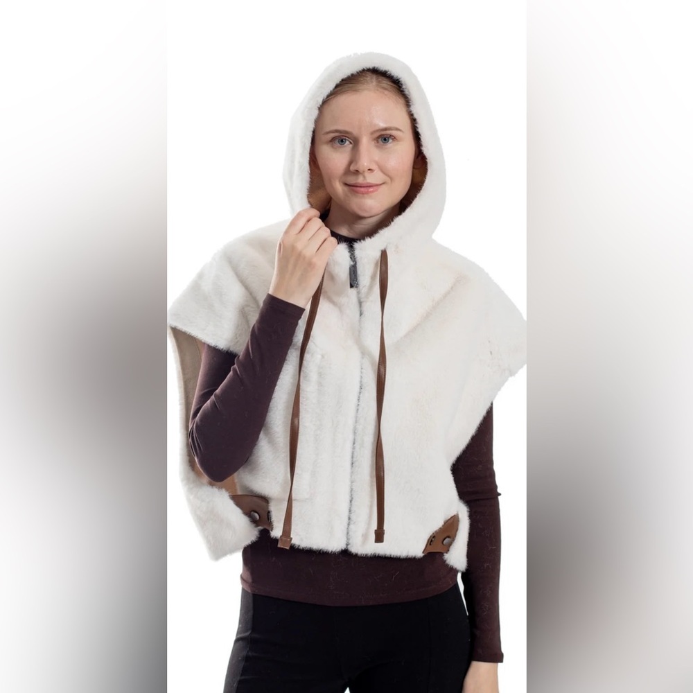 NWT💥Belle Fare faux hooded vest.